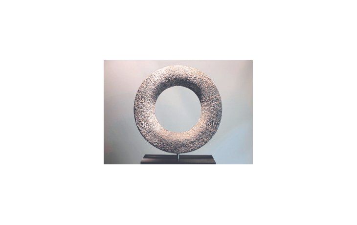 ámbito.com | Las esferas de Sebastián son “una geometría emocional”, combinaciones entre arte y ciencia que ocupan un lugar pregnante en el espacio.