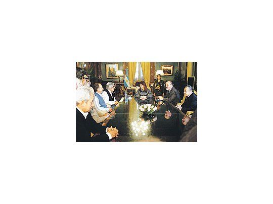 Cristina de Kirchner y el ministro de Trabajo, Carlos Tomada, citaron, junto con Hugo Moyano,al titular de la CTA, Hugo Yasky, Juan Belén (UOM), Eduardo Eurnekian (Cámara deComercio) y otros empresarios y sindicalistas. La idea es mostrar que desde el lunes sediscute subir el salario mínimo.