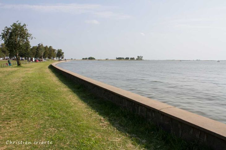 Entre juncos y arboledas, el Parque Natural Laguna de Gómez suma postales de turismo en Buenos Aires, con senderos cortos para caminar y mirar aves.