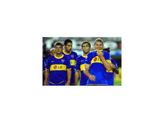 Los jugadores de Boca se van del campo de juego sin respuestas.