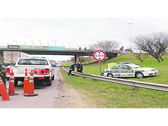 EL SITIO. La granada fue detonada de forma controlada. El tránsito estuvo cortado durante al menos tres horas y desviado por la colectora.