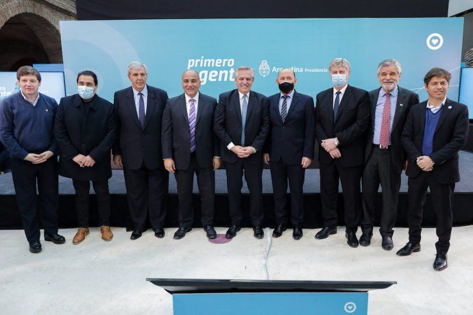 ALBERTO FERNÁNDEZ CON GOBERNADORES.jpg