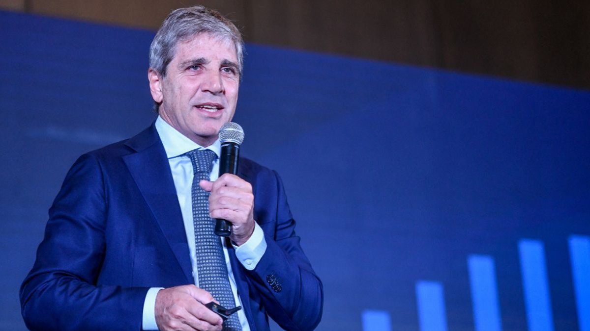 Luis Caputo insists that banks give more credits in dollars