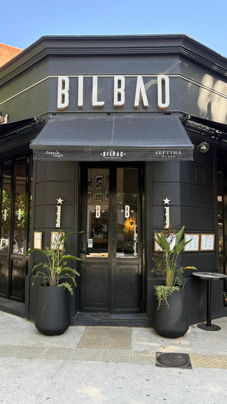 Bilbao se ubica en plena zona gastronómica de Palermo. Bilbao se ubica en plena zona gastronómica de Palermo.