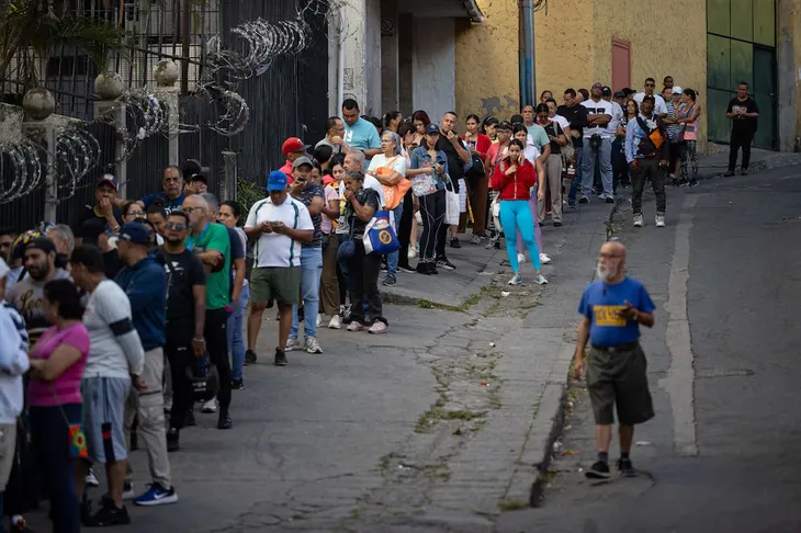 Donde sí se vio gente fue en las filas de los supermercados. (Foto: EFE) Donde sí se vio gente fue en las filas de los supermercados. (Foto: EFE)