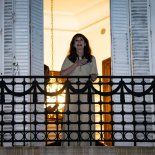 Cristina salió a saludar desde su balcón ante murgueros que se organizaron para bailar sobre la calle San josé. Cristina salió a saludar desde su balcón ante murgueros que se organizaron para bailar sobre la calle San josé.