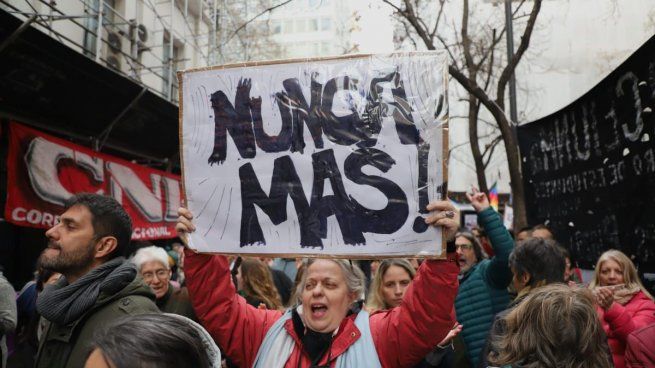 Nunca más. Una mujer sostiene una pancarta con el icónico mensaje contra la dictadura genocida. 