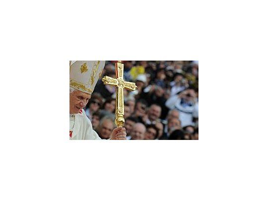 Benedicto XVI se reunió con las víctimas luego de oficiar una misa en Malta