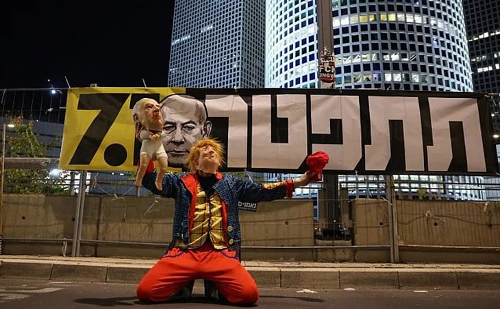 Protesta en frente a cuartel general del ministerio de defensa de Israel en Tel Aviv muestra a Netanyahu como muñeco de Donald Trump.