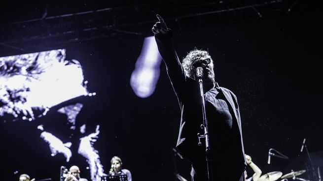 Fito Páez contó en detalle el argumento de su nueva ópera rock “Shine”, que empezó a gestarse en los 80 y vio la luz en 2025, y solo había presentado oficialmente en marzo pasado en el Teatro El Círculo de Rosario. Se trata de un álbum de 25 canciones que tocó anoche de un tirón.&nbsp;