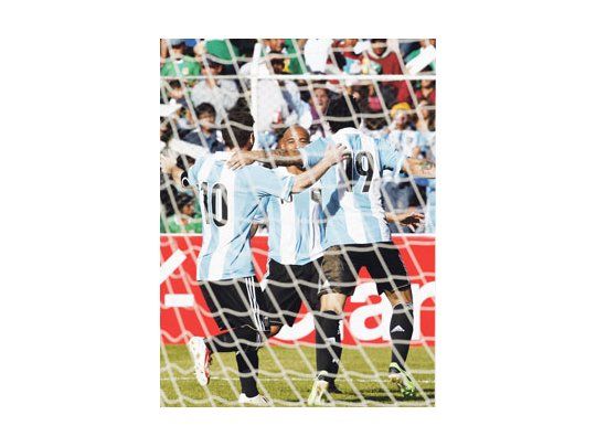 El festejo del gol argentino con sus tres protagonistas: Lionel Messi fue el que habilitó a Clemente Rodríguez. El lateral de Boca tiró el centro y Ever Banega la mandó de cabeza a la red. Argentina empató en la altura ante Bolivia.