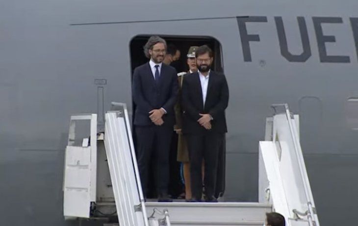 El presidente chileno Gabriel Boric llegó a la Argentina en su primer viaje oficial al exterior.