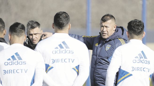 iNDICACIONES. Las da el entrenador Jorge Almirón, mientras el plantel escucha. Boca se juega una parada difícil ante Nacional de Montevideo, equipo que nunca perdió en La Bombonera,