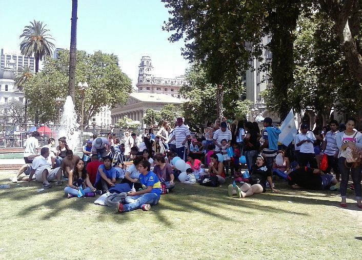 Crónica y fotos de una asunción acalorada en la Plaza de Mayo (foto 5)