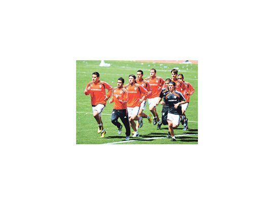 Todos a correr. El entrenamiento de ayer fue sin pelota, y los muchachos trotaron al ritmo del profesor Alejandro Frega.