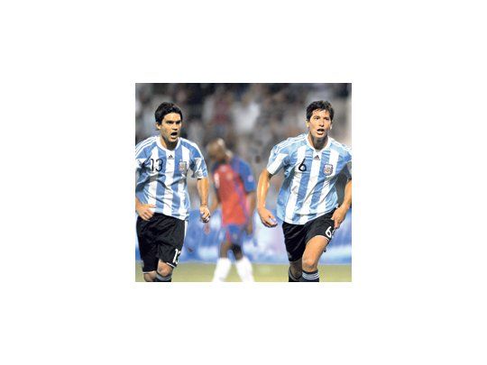 Guillermo Burdisso celebra junto con Matías Caruzzo.