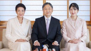 Un hombre se desnudó ante el emperador de Japón en pleno año nuevo. Un hombre se desnudó ante el emperador de Japón en pleno año nuevo.