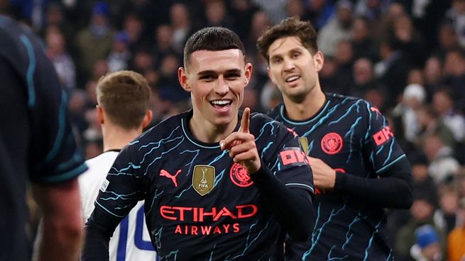 Phil Foden celebra tras anotar el tercer gol del Manchester City ante Copenhague, en Dinamarca.