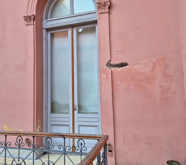 Roturas en la estructura de la Casa de Gobierno.