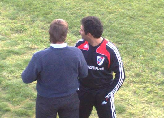 Sigamos hablando. El flamante DT de River conversó mucho y con todos.