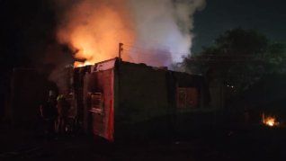 Las llamas fueron apagadas por agentes del Cuartel Central de Bomberos y por los Bomberos Voluntarios.