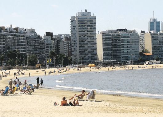 El balneario de Pocitos es uno de los sitios más concurridos de Montevideo durante el verano.