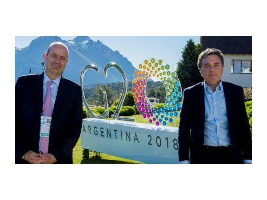 Nicolás Dujovne y Federico Sturzzenegger en el hotel Llao Llao, cuando en diciembre dieron la bienvenida a 250 funcionarios de los países más desarrollados del mundo (Imagen de archivo).