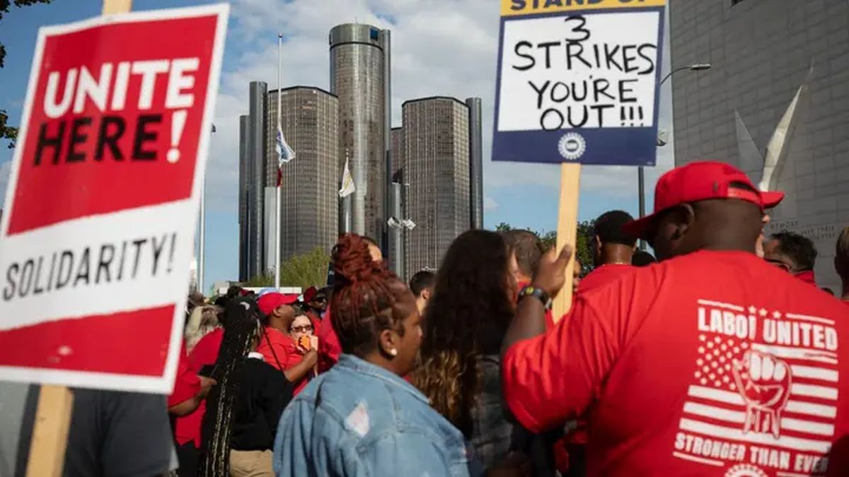 EEUU: las automotrices y el sindicato acordaron un aumento salarial y pusieron fin a la histórica huelga