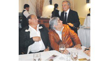 ámbito.com | Sonrisas de ocasión entre dos antiguos enemigos: Armando Cavalieri y Hugo Moyano durante un encuentro del PJ, convocados por Néstor Kirchner.