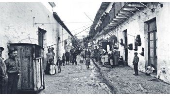 ámbito.com | El pasado. Arriba, el Mercado del Plata en 1895, en la plaza de las Artes y el Pasaje Carabelas. Debajo, conventillo de Olds hacia la misma época, donde se aglutinaban cientos de inmigrantes.