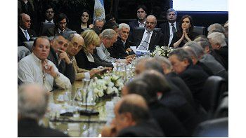 La Presidente encabezó el anuncio del aumento del salario mínimo, vital y móvil en la sede del Ministerio de Trabajo. Junto a ella, estuvieron presentes el ministro de Trabajo, Carlos Tomada, representantes sindicales y empresarios y otras autoridades.
