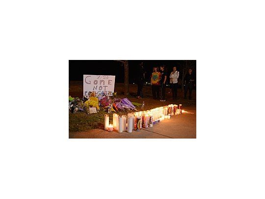 Amigos y familiares, en la vigilia frente a la sala de cine.