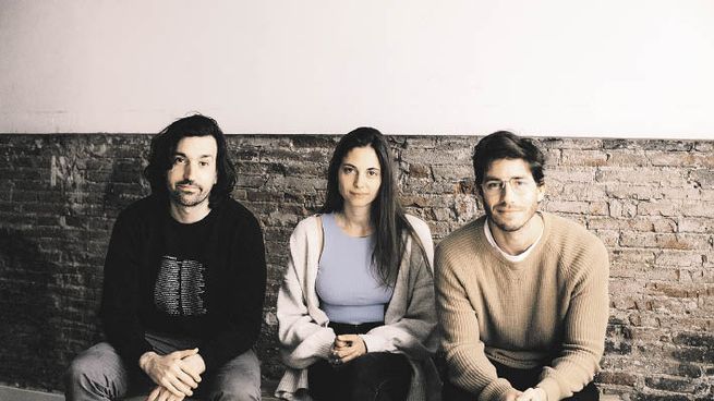 Sería una pena que se marchitaran las plantas. Ivor Martinic, Julia Ferré y Victorio D’Alessandro.