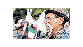 Unas 3.000 gitanos y militantes por los derechos humanos repudiaron ayer en las calles de Roma la violencia desatada en su contra en el último tiempo por grupos de extrema derecha.