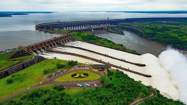 El vertedero tiene la función de descargar toda el agua no utilizada para generación. La capacidad máxima, de descarga del vertedero es de 62.200 m³/s, 40 veces superior al caudal promedio de las Cataratas de Iguazú.
