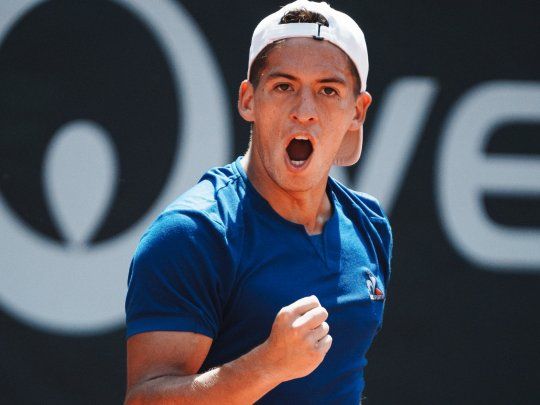 Puño apretado. Sebastián Báez avanza de ronda en Roland Garros.