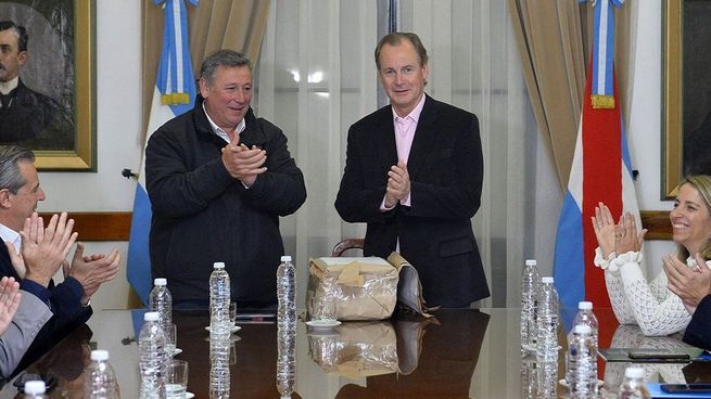 El gobernador Gustavo Bordet durante la apertura de sobres en la licitación de ampliación de la red de gas natural en Entre Ríos. 