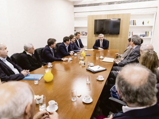 acuerdo. Santiago Cafiero, Alberto Fernández y Sergio Massa recibieron ayer a empresarios del sector agrícola ganadores en el búnker de la calle México. El peronismo se anticipa a una eventual fractura de la mesa de enlace.