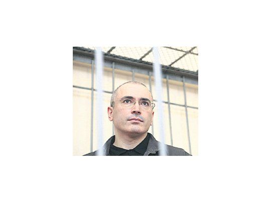 Mijaíl Borísovich, el hombre más rico de Rusia, fue arrestado en 2003  y condenado por corrupción en juicios que fueron reprobados por la comunidad internacional. Previo a su detención, había criticado al Gobierno de Putin y financiado a la oposición.