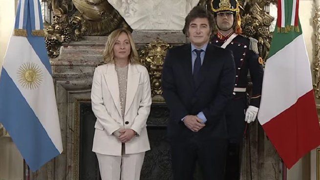 Javier Milei junto a Giorgia Meloni en Casa Rosada.