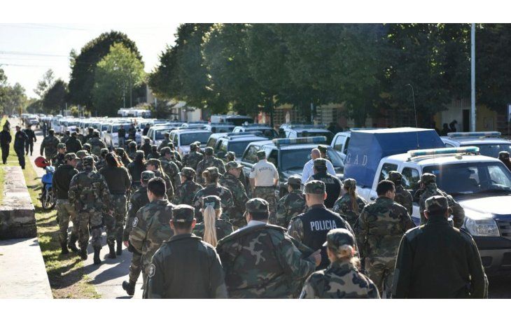 Efectivos de la Policía Federal y Bonaerense junto a agentes de Gendarmería se desplegaron en Olavarría.