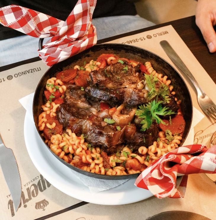 The special edition of Bodegonmanía celebrates the typical Argentine flavors with original recipes chosen by the influencer @lachicadelbrunch. The special edition of Bodegonmanía celebrates the typical Argentine flavors with original recipes chosen by the influencer @lachicadelbrunch.