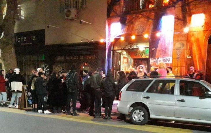 Desbarataron una fiesta clandestina en Palermo: había más de 100 personas en una terraza