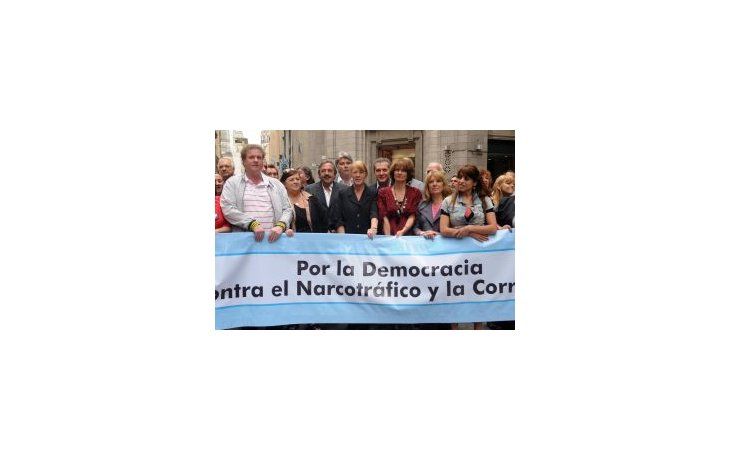 Stolbizer y Alfonsín, de campaña frente a la Casa de Santa Fe.