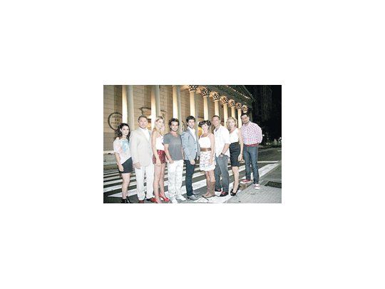 El elenco de «Los únicos», la nueva ficción de Adrián Suar en Canal 13, que debutó el lunes con 28,1 puntos de rating.
