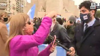 Algunos manifestantos agredieron al móvil de C5N.