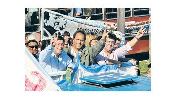 Daniel Scioli junto a su candidato a vicegobernador, Gabriel Mariotto, encabezó una caravana en La Matanza el sábado pasado. Hoy estarán en Malvinas Argentinas junto a Cristina de Kirchner.