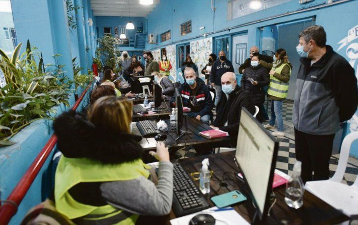 Vacunas. Horacio R. Larreta recorrió los vacunatorios del club Racing en Villa del Parque y de Comunicaciones en Agronomía, donde la Ciudad está aplicando la primera dosis a personas mayores de 55 años con factores de riesgo.