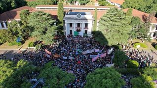 Abrazo a la exESMA en rechazo de despidos en la Secretaría de Derechos Humanos.