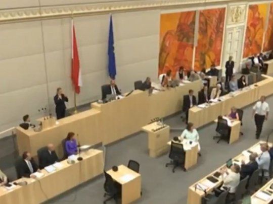 La propuesta tuvo el apoyo de todos los partidos parlamentarios (socialdemócratas, democristianos, ultranacionalistas e izquierdistas).
